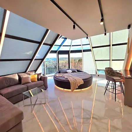 The Crystal House Апартамент
